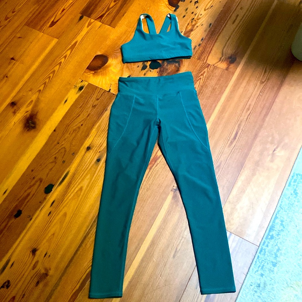 Old Navy sports bra and high-rise leggings in kids, size 14/16